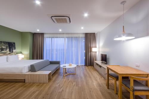 Postel nebo postele na pokoji v ubytování Serenity Hotel and Spa Kabinburi