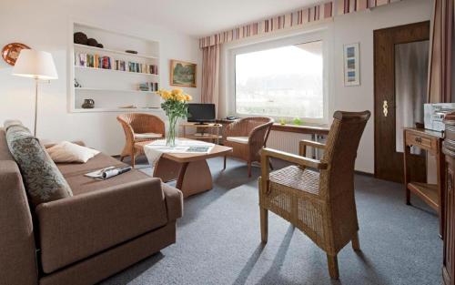 a living room with a couch and a table at Ferienhaus Mien Huske in Norderney