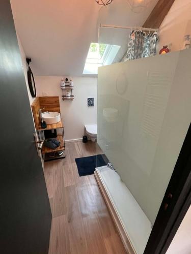 a bathroom with a glass wall in a room at Maison de caractère familiale in Béthisy-Saint-Martin