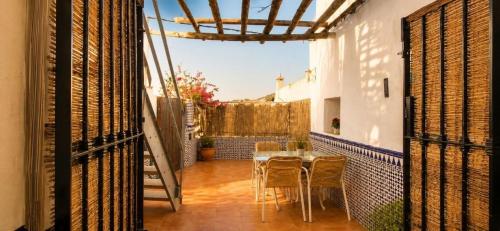 a dining room with a table and chairs on a balcony at Refugio rural en Níjar con jardín privado barbacoa y solarium con vistas únicas in Níjar