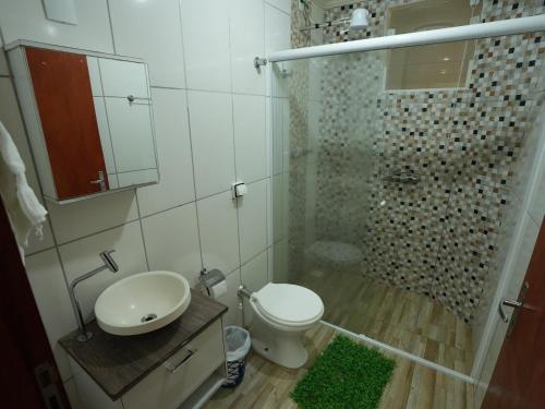 a bathroom with a toilet and a sink and a shower at Conexão natureza in Socorro