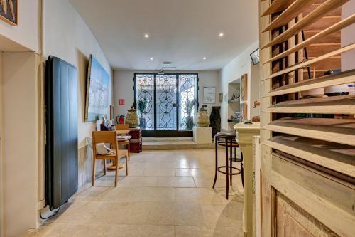 a hallway with a door and a table and chairs at Hôtel O Mamma Mia in Lourmarin