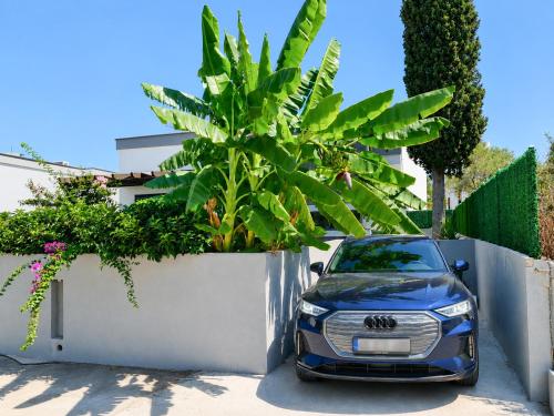 a blue car parked next to a white wall at Suelo Flat Villa in Turgutreis