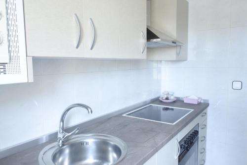 a kitchen with a sink and white cabinets at Apartamento Pinilla Lagunas de Villafáfila in Manganeses de la Lampreana