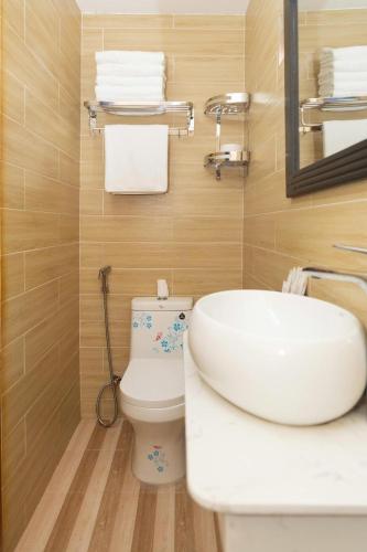 a bathroom with a toilet and a sink at Bungalows Hill Mũi Né in Ấp Thiện Long