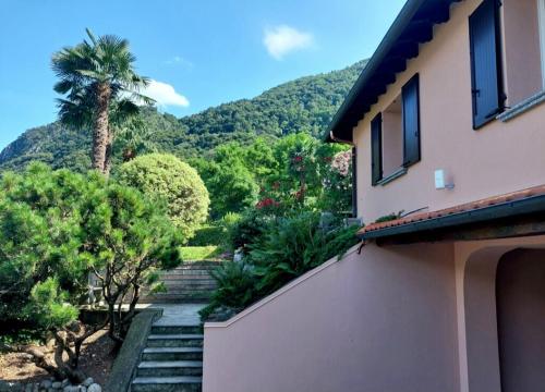 ein Garten mit einem Haus und einer Palme in der Unterkunft Villa Maria in Onno
