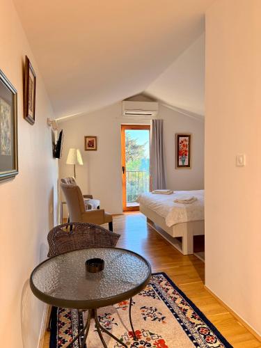 a bedroom with a bed and a table in a room at Bed&Breakfast Vanni in Privlaka