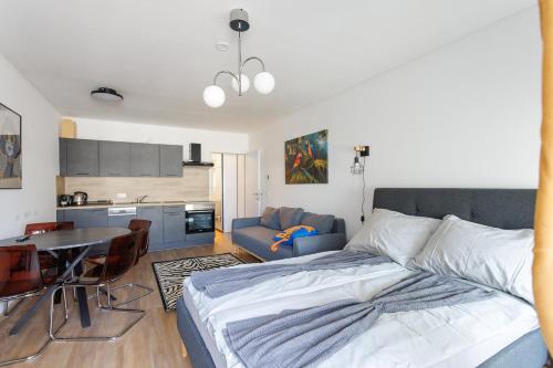 Luxury Stylish Apartment with Balcony
