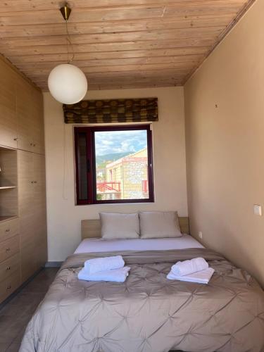 a large bed in a room with a window at La Casa Del Cuore in Kiveri