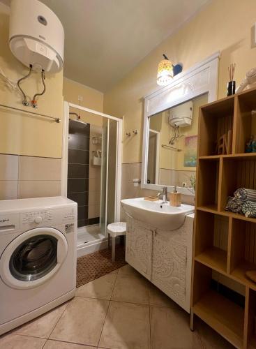 a bathroom with a washing machine and a sink at Tropical Morabeza Apartment Santa Maria in Santa Maria