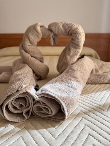 a pile of towels on top of a bed at Arroyo Alpujarra in Guarros