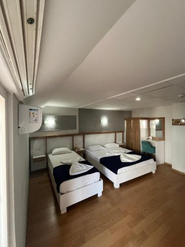 Un pat sau paturi într-o cameră la Özhan Hotel