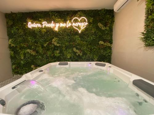 a jacuzzi tub with a sign that says honeypulse at Finca Casaes Apartamentos in Torralba de Oropesa