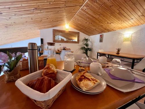 a table with plates of food on top of it at Domaine de la Ferme Para Lou in Sainte-Croix-de-Verdon