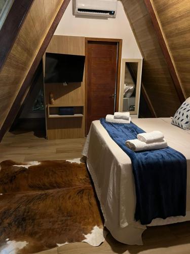 a bedroom with a large bed in a attic at Chalé A-Frame em Garanhuns - PE/ Rota do Frio in Garanhuns