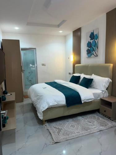 a large bedroom with a large bed and a bathroom at Bluetel Hotel and Suites Limited in Sapele