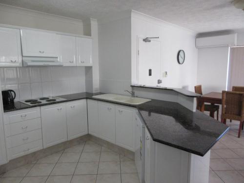Кухня или мини-кухня в Pacific Place Apartments
