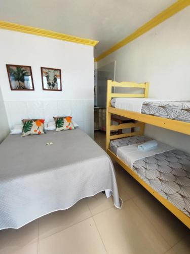 a bedroom with two bunk beds in a room at Pousada Familiar Beberibe in Beberibe