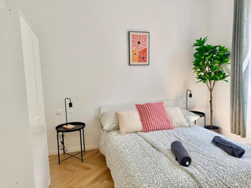 Modern Renovated Apartment with Balcony