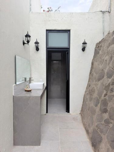a bathroom with a sink and a mirror at Casa Lomas Guadalajara Jalisco in Lomas de Santa Anita