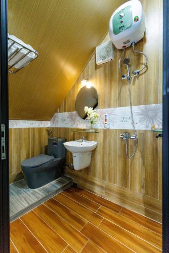 a small bathroom with a sink and a toilet at Up Tree Garden Đà Lạt in Xuan An