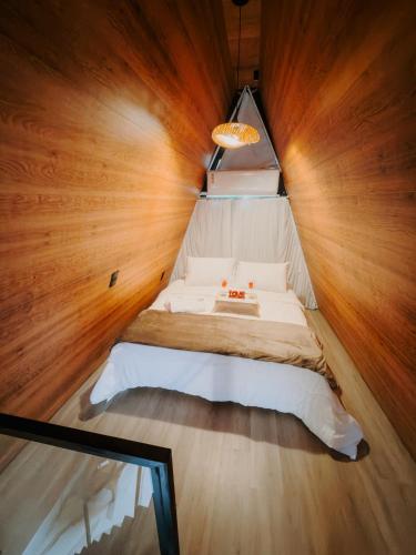 a room with a bed in the middle of a room at Cabana dos Colibris in Santa Teresa