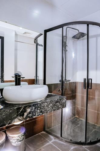 a bathroom with a sink and a shower at Văn Lâm Hotel in Ðình Dù