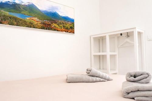 a room with two towels and a painting on the wall at Hondarribia con Piscinas, Terraza Privada, Parking y Tenis - CASA OLABIDE in Hondarribia
