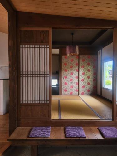 a room with a bunk bed with two purple mats at お宿 想-Oyado Sou- in Asakura