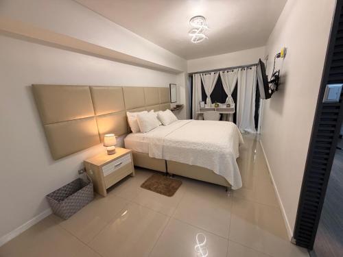 a bedroom with a bed and a table and a window at DORADO Top Spot en el Rosal Agua Fibra y Seguridad 24 horas in Caracas