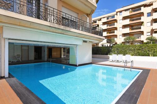 a large swimming pool in front of a building at Victoria Sole & Mare with Sea View Terrace - Happy Rentals in Menton