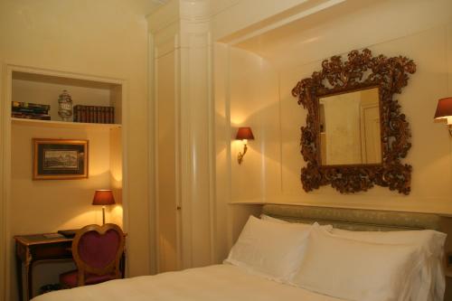 Postel nebo postele na pokoji v ubytování Hotel Villa Duse