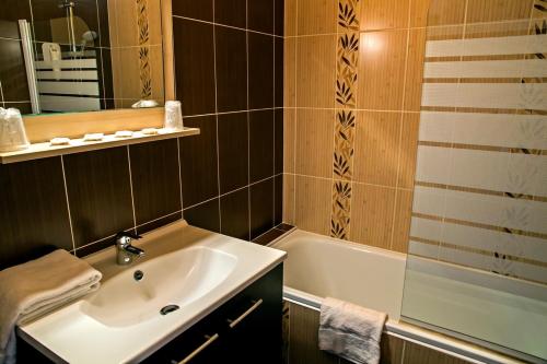 Gallery image of The Originals City, H&ocirc;tel La Siesta, Annonay Est in Dav&eacute;zieux