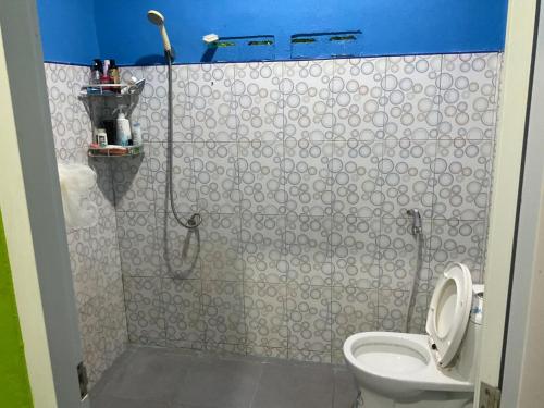 a bathroom with a shower stall with a toilet at Khwaeng Phao Beech Poolvilla in Ban Thung Khanan
