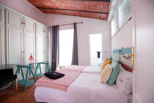 a bedroom with a bed and a glass table at La Casa de Claudio Marcelo in Córdoba