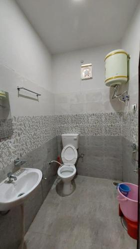 a bathroom with a toilet and a sink at Hideout Bir in Bīr