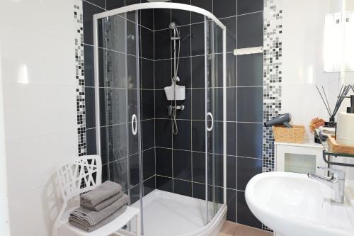 ein Badezimmer mit Dusche und Waschbecken in der Unterkunft Irbēni in Brivkalni