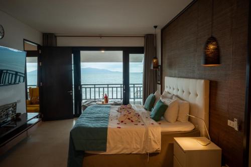 a bedroom with a bed and a view of the ocean at The Cosy New Appartement Fisherman in Bophut