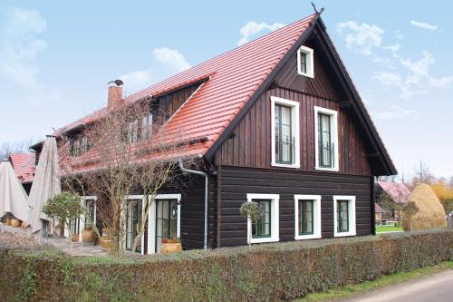 una casa en blanco y negro con techo rojo en Zum Alten Backhaus, en Burg