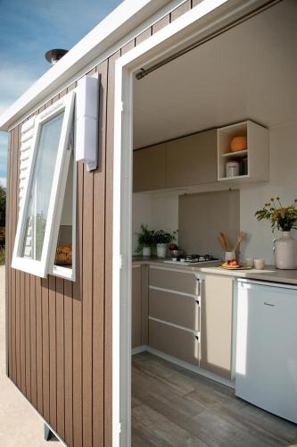 Una cocina o cocineta en Giannella Camping