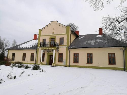 Dworek Młynarza v zime