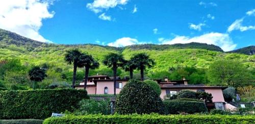 ein Haus mit Palmen vor einem Berg in der Unterkunft Villa Maria in Onno