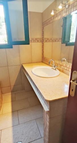a bathroom with a sink and a mirror at Villa Rodia in Potos
