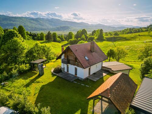 Foto Unique Private Chalet With Panoramic View Ravnik 1