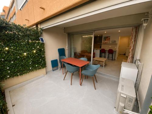 T2 climatisé avec terrasse, port Santa Lucia à 2 min mer