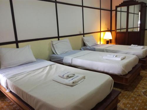 En eller flere senge i et værelse på Kongmany Colonial House