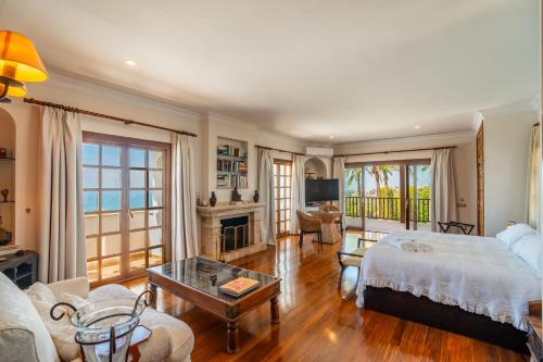 Cubo's Mountain Bayview Luxury Villa