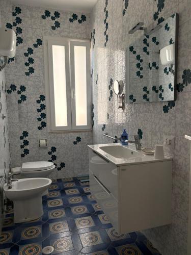 a bathroom with a white toilet and a sink at Meraviglioso in Cozze