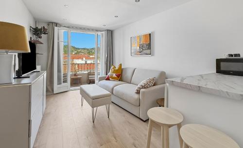 Studio moderne avec balcon et vue dégagée