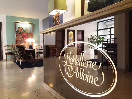 un restaurante con un letrero que dice que la ama de casa satinion en Hostellerie Du Grand Saint Antoine en Albi